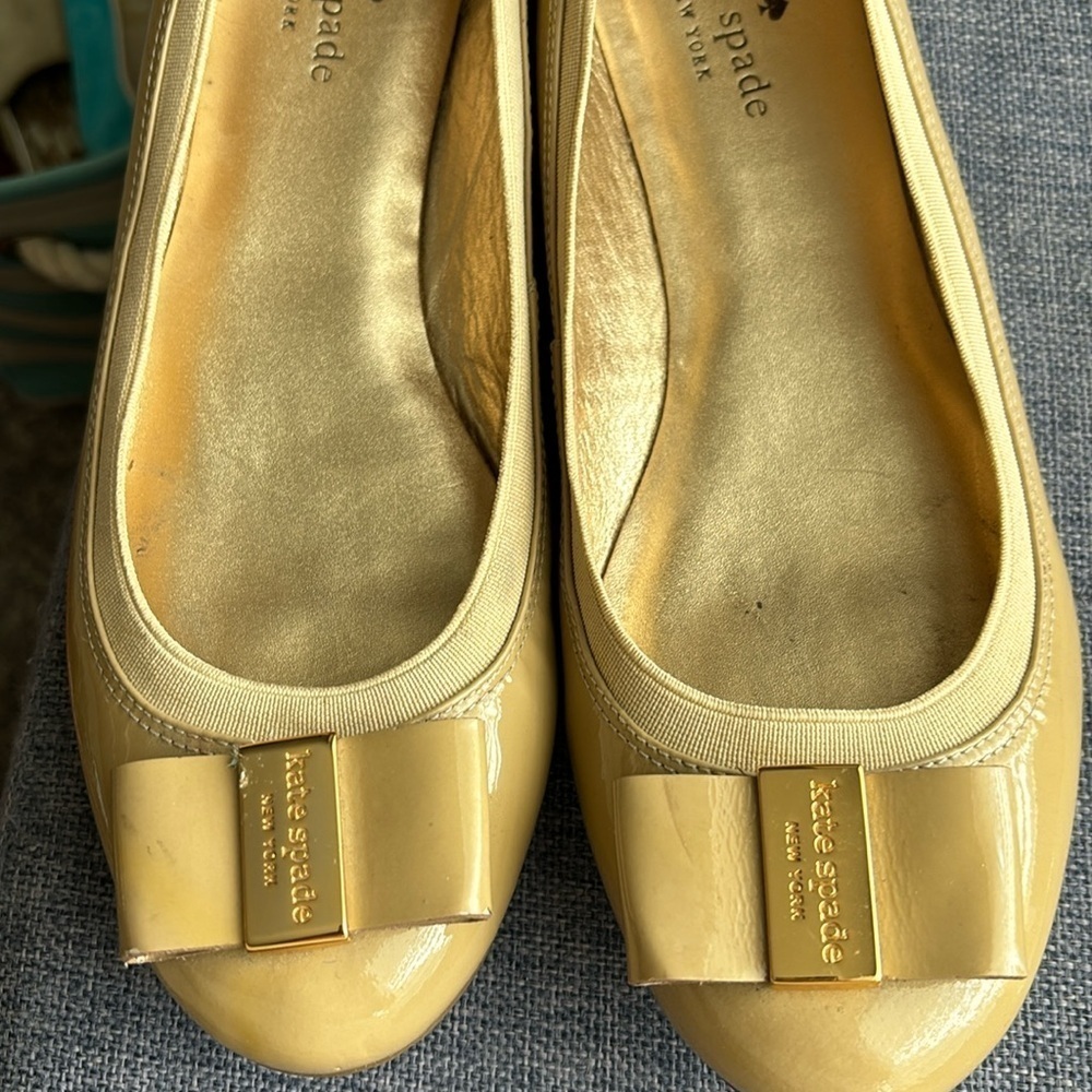 Kate Spade ballets flats in beige patent with gold buckle bow in size 8